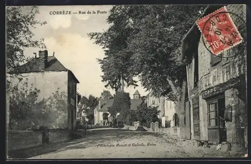 AK Corrèze, Rue de la Poste avec café et maisons bordées d`arbres