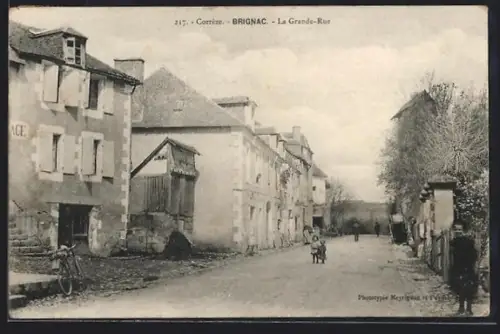 AK Brignac /Corrèze, La Grande-Rue avec bâtiments et passants