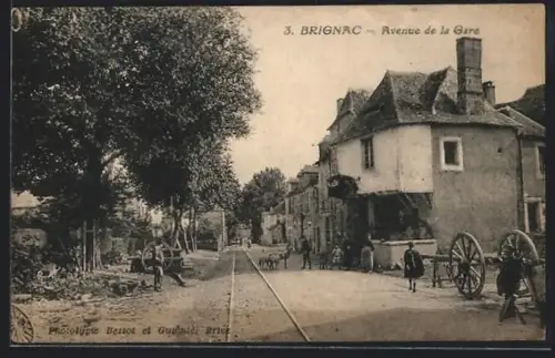 AK Brignac, Avenue de la Gare avec habitants et chariots