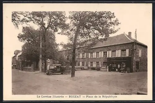 AK Bugeat /Corrèze, Place de la République avec voitures et bâtiments historiques