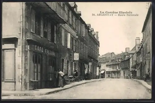 AK Argentat /Corrèze, Route Nationale et Café Pitouil en ville animée