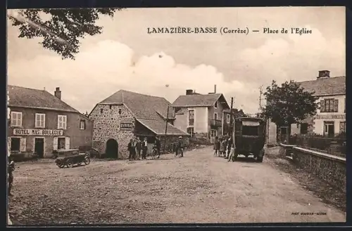 AK Lamazière-Basse /Corrèze, Place de l`Église avec l`hôtel et la place animée
