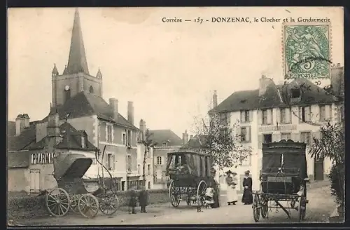 AK Donzenac /Corrèze, Le Clocher et la Gendarmerie avec des calèches sur la place