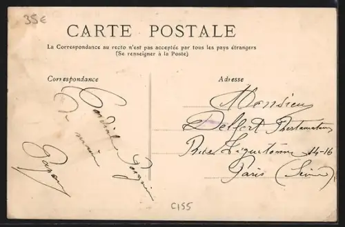 AK Donzenac /Corrèze, Le Clocher et la Gendarmerie avec des calèches sur la place