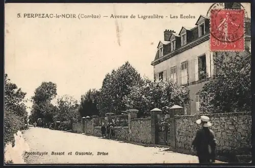AK Perpezac-le-Noir /Corrèze, Avenue de Lagraulière, Les Écoles
