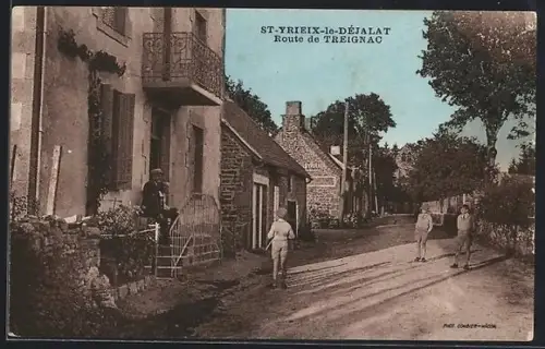 AK St-Yrieix-le-Déjalat, Route de Treignac avec des passants devant des maisons en pierre