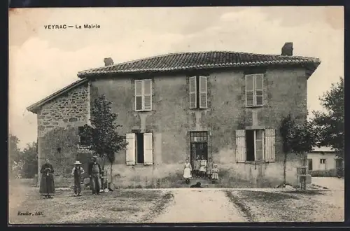 AK Veyrac, La Mairie avec habitants devant l`entrée
