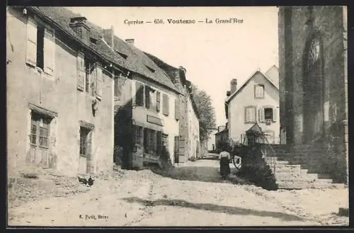 AK Voutezac /Corrèze, La Grand`Rue avec maisons anciennes et église à droite