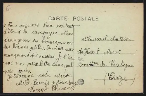 AK Voutezac /Corrèze, La Grand`Rue avec maisons anciennes et église à droite