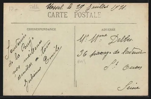 AK Ussel /Corrèze, Carrefour de la Croix-de-Fer avec Hôtel du Dauphin et foule animée