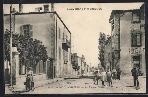 AK Pont-du-Château, La Grande Route animée avec passants et bâtiments