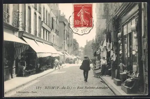 AK Riom /P.-de-D., Rue Sainte-Amable animée avec boutiques et passants