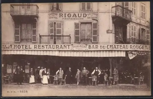 AK Clermont-Ferrand, Hôtel Restaurant Bar du Château Rouge avec personnel devant l`entrée