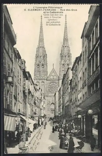 AK Clermont-Ferrand /Auvergne, Rue des Gras et la Cathédrale avec ses tours imposantes