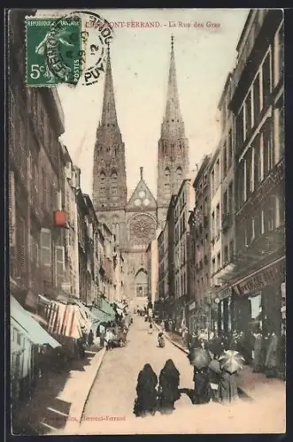 AK Clermont-Ferrand, La Rue des Gras et la cathédrale en arrière-plan