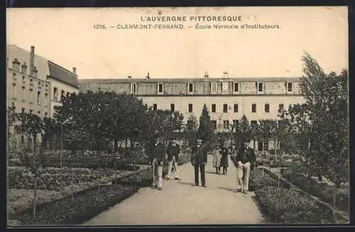 AK Clermont-Ferrand /Auvergne, École Normale d`Instituteurs et jardin avec étudiants en promenade
