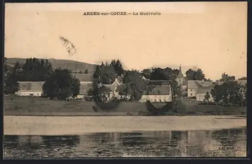 AK Ardes-sur-Couze, La Godivelle, Vue du village au bord de l`eau