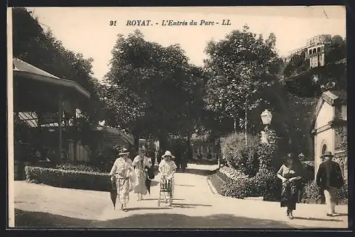 AK Royat, L`Entrée du Parc avec des promeneurs élégants dans une allée arborée