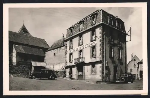 AK Le Vernet-Sainte-Marguerite /P.-de-D., L`Église, le Plan et l`Hôtel de la Poste