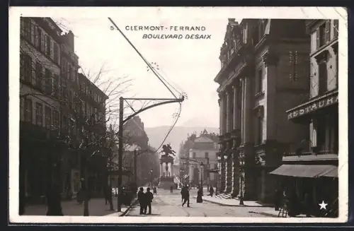 AK Clermont-Ferrand, Boulevard Desaix animé avec passants et bâtiments historiques