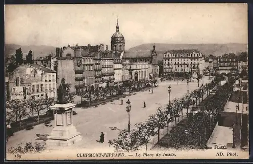 AK Clermont-Ferrand, La Place de Jaude avec statue et bâtiments historiques en arrière-plan