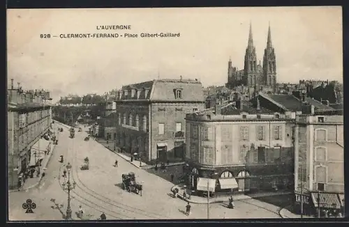 AK Clermont-Ferrand, Place Gilbert-Gaillard avec vue sur la cathédrale et la rue animée