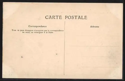 AK Clermont-Ferrand, Place Gilbert-Gaillard avec vue sur la cathédrale et la rue animée