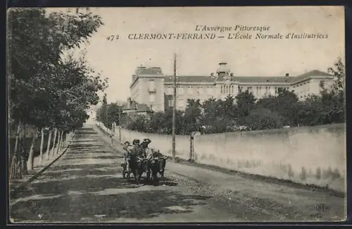 AK Clermont-Ferrand /Auvergne, L`École Normale d`Institutrices vue depuis une rue arborée