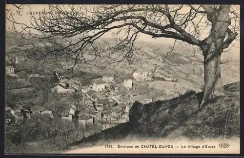 AK Enval /Auvergne, Le Village d`Enval sous un grand arbre avec vue sur la vallée