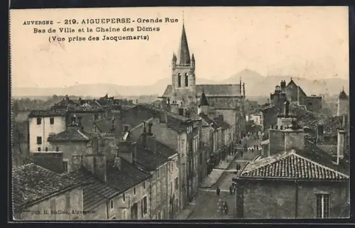 AK Aigueperse, Grande Rue Bas de Ville et la Chaîne des Dômes, Vue prise des Jacquemarts