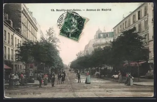 AK Neuilly-sur-Seine, Avenue de Madrid avec passants et immeubles élégants