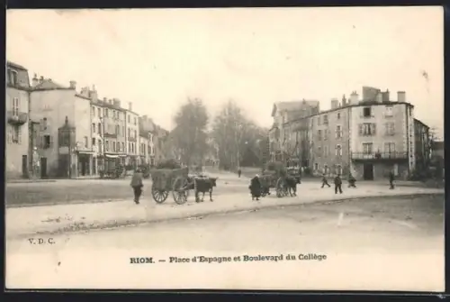 AK Riom, Place d`Espagne et Boulevard du Collège avec charrettes et passants