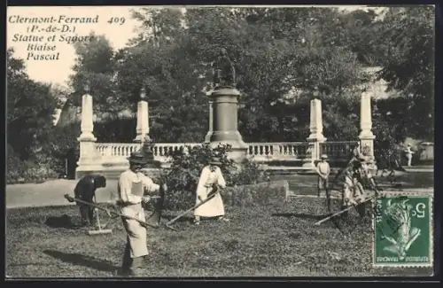 AK Clermont-Ferrand /P.-de-D., Statue et square Blaise Pascal