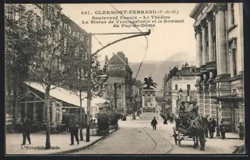 AK Clermont-Ferrand /P.-de-D., Boulevard Desaix, Le Théâtre et la Statue de Vercingétorix avec le Puy-de-Dôme