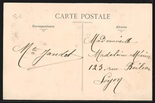 AK Clermont-Ferrand /P.-de-D., Du Boulevard de la Pyramide, vue des arbres et bâtiments adjacents