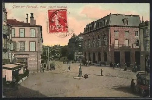 AK Clermont-Ferrand, Place Gilbert-Gaillard animée avec passants et voitures