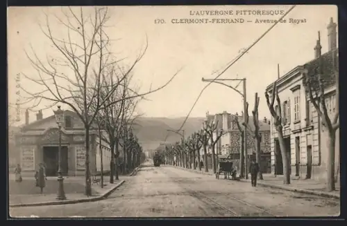 AK Clermont-Ferrand, Avenue de Royat avec arbres et bâtiments en perspective