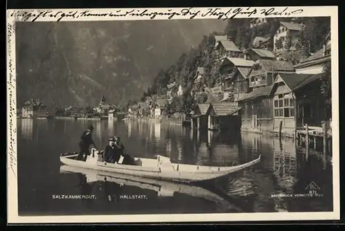 AK Hallstatt /Salzkammergut, Ortspanorama mit Bootspartie