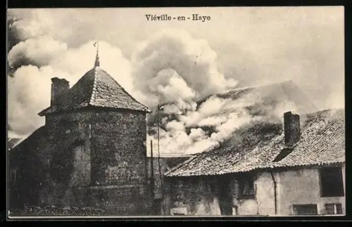 AK Viéville-en-Haye, Brennende Häuser, Kriegsschäden