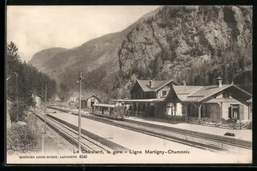 AK Le Châtelard /VS, la Gare Ligne Martigny-Chamonix, Bahnhof mit haltendem Zug