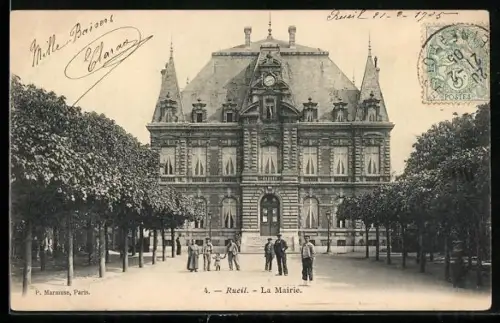 AK Rueil, La Mairie et l`avenue bordée d`arbres