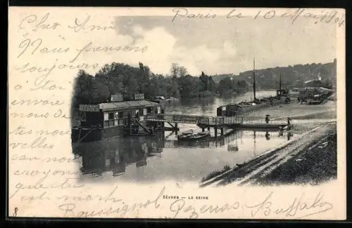 AK Sèvres, La Seine et les quais animés près de la rivière