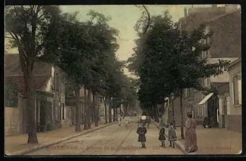 AK Montrouge, Avenue de la République avec passants et arbres bordant la rue
