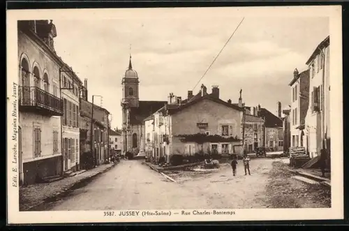 AK Jussey /Hte-Saône, Rue Charles-Bontemps avec église en arrière-plan