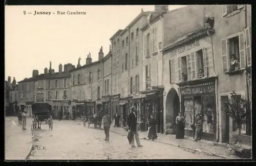AK Jussey, Rue Gambetta animée avec passants et calèches