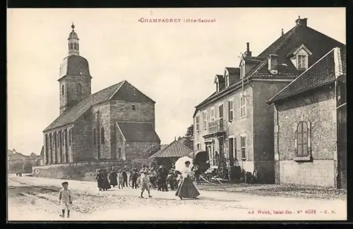 AK Champagney /Hte.-Saône, Scène animée devant l`église et les bâtiments voisins
