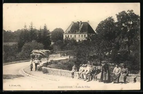 AK Essertenne, École de Filles avec groupe d`élèves assises sur le muret devant l`école