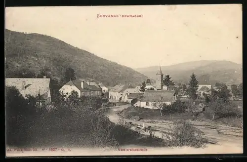 AK Servance /Haute-Saône, Vue d`ensemble du village entouré de collines boisées