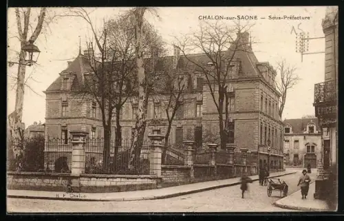 AK Chalon-sur-Saône, Sous-Préfecture avec passants et charrette sur la rue