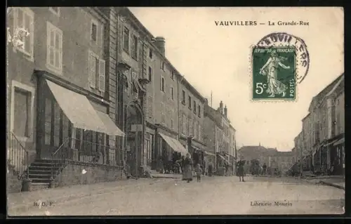 AK Vauvillers, La Grande-Rue animée avec passants et bâtiments historiques